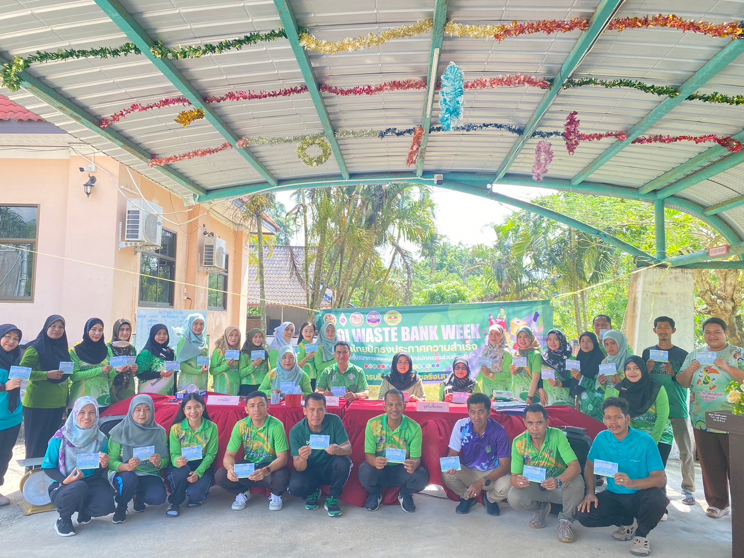 วันที่ 20 มีนาคม 2567 เวลา 10.00 น. องค์การบริหารส่วนตำบลรือเสาะออก จัดกิจกรรม MOI Waste Bank Week มหาดไทยปักธงความสำเร็จ 1 องค์กรปกครองส่วนท้องถิ่น 1 ธนาคารขยะโดย นางพาตีเม๊าะ  อาหะมะ นายกองค์การบริหารส่วนตำบลรือเสาะออก เป็นประธานในพิธีเปิดกิจกรรม MOI Waste Bank Week พร้อมด้วย ข้าราชการพนักงานส่วนตำบล ประชาชน และอาสาสมัครท้องถิ่นรักษ์โลก(อถล.) ตำบลรือเสาะออก ณ อบต.รือเสาะออกภายในงานมีกิจกรรมรับสมัครสมาชิกธนาคารขยะ กิจกรรมการซื้อ-ขายขยะรีไซเคิลและกิจกรรมรณรงค์สร้างการรับรู้ ความเข้าใจ และสร้างจิตสำนึกให้ประชาชนมีส่วนร่วมในการลดปริมาณขยะ และคัดแยกขยะรีไซเคิล เพื่อสร้างรายได้กลับคืนสู่ชุมชน