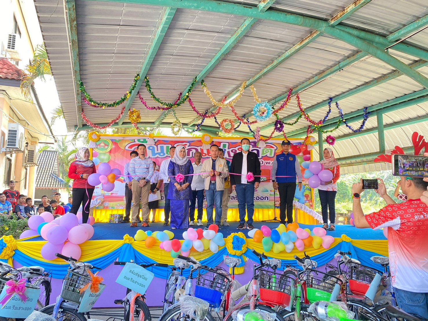 วันที่ 13 มกราคม พ.ศ.2567 นายซูปียัน แดเมาะเล็ง เป็นประธานเปิดโครงการ จัดงานวันเด็กแห่งชาติ ประจำปีงบประมาณ 2567 พร้อมด้วย นางพาตีเม๊าะ อาหะมะ นายกองค์การบริหารส่วนตำบลรือเสาะออก ,คณะผู้บริหาร,สมาชิกสภา อบต.,หัวหน้าส่วนราชการ,กำนัน,ผู้ใหญ่บ้าน,ข้าราชการและพนักงาน อบต.รือเสาะออก โดยมีวัถตุประสงค์ .ให้ทุกคนคงตระหนักถึงความสำคัญของเด็กและเยาวชนว่า เขาเหล่านั้นจะเติบโตขึ้นเป็นกำลังสำคัญของสังคม และจะเป็นผู้รับผิดชอบในการพัฒนาชาติบ้านเมืองให้เจริญก้าวหน้า สืบทอดความเป็นชาติต่อไปในอนาคต ในงานจะมีกิจกรรมซุ้มต่างๆ  คูปองชิงโชค และของรางวัลอีกมากมาย  ขอบคุณผู้สนับสนุนหลักทุกท่าน 
ณ หน้าอาคารองค์การบริหารส่วนตำบลรือเสาะออก อำเภอรือเสาะ จังหวัดนราธิวาส