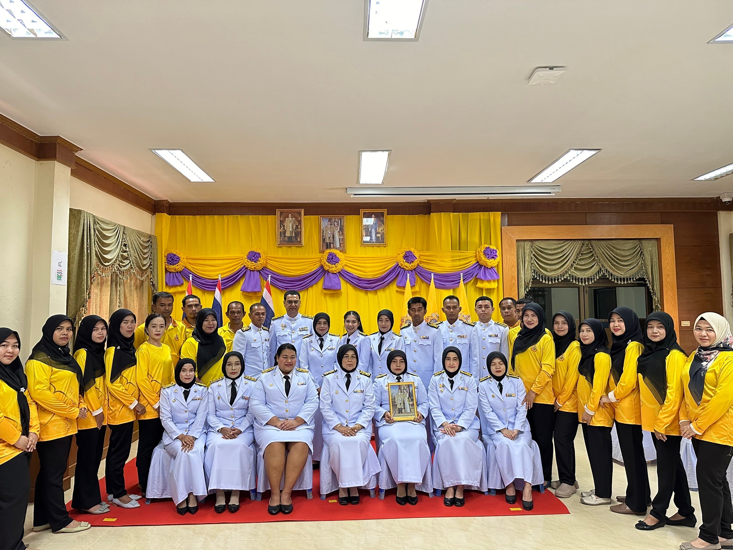 วันอังคาร์ ที่ 28 พฤษภาคม 2567 องค์การบริหารส่วนตำบลรือเสาะออก จัดโครงการจัดงานพิธีรับพระราชทานพระบรมฉายาลักษณ์ พระบาทสมเด็จพระเจ้าอยู่หัว ที่ฉายกับสมเด็จพระนางเจ้าฯ พระบรมราชินี พุทธศักราช 2567 ให้แก่ ศูนย์พัฒนาเด็กเล็ก บ้านลาเมาะนอก  โดยมี นางพาตีเม๊าะ อาหะมะ นายกองค์การบริหารส่วนตำบลรือเสาะออก เป็นประธานในพิธี พร้อมด้วย คณะผู้บริหาร ,หัวหน้าส่วนราชการ,ข้าราชการและพนักงาน องค์การบริหารส่วนตำบลรือเสาะออก ณ ห้องประชุม องค์การบริหารส่วนตำบลรือเสาะออก